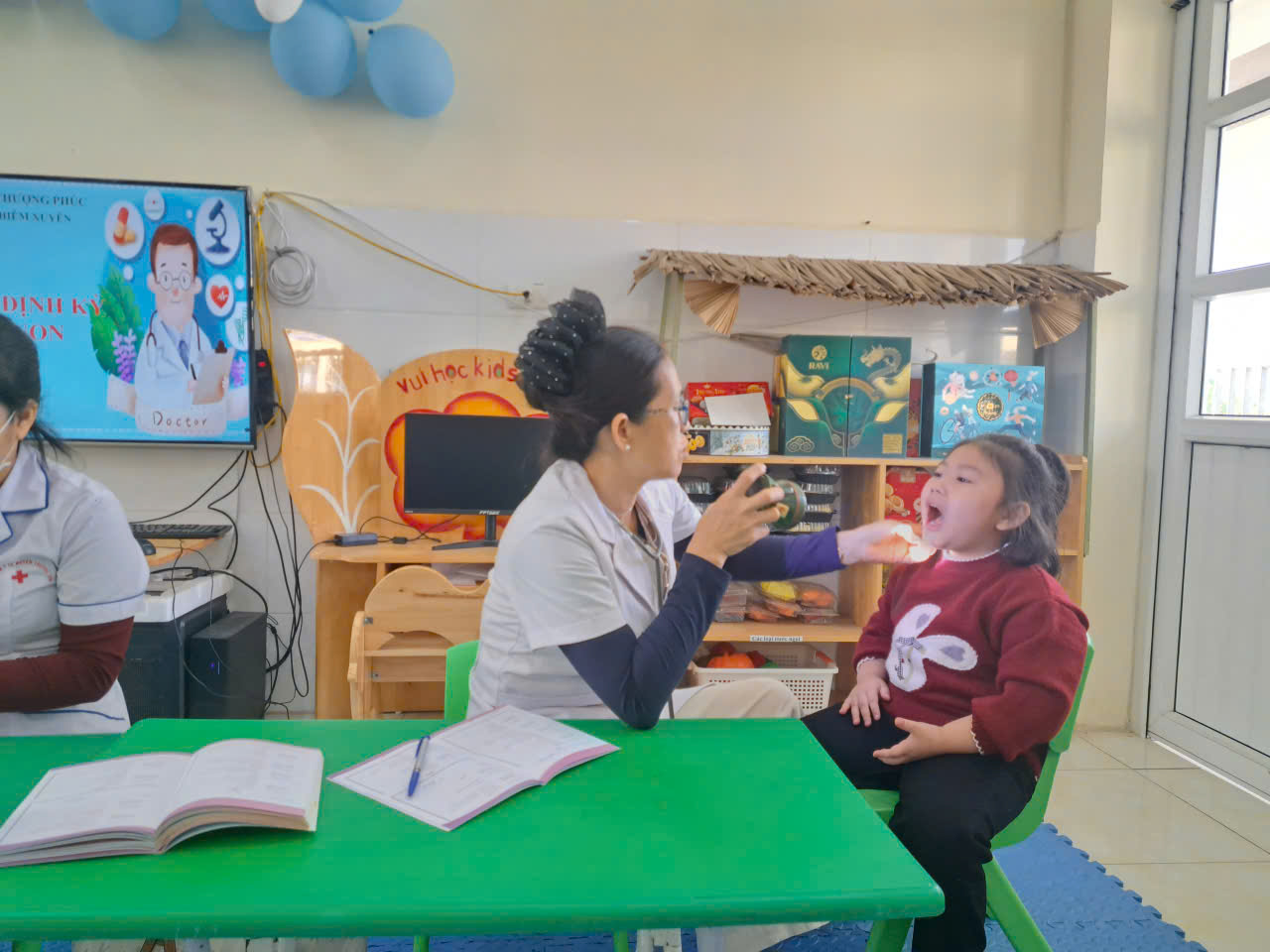 Xã Thượng Phúc tổ chức khám sức khoẻ cho học sinh mầm non- Ảnh 8.