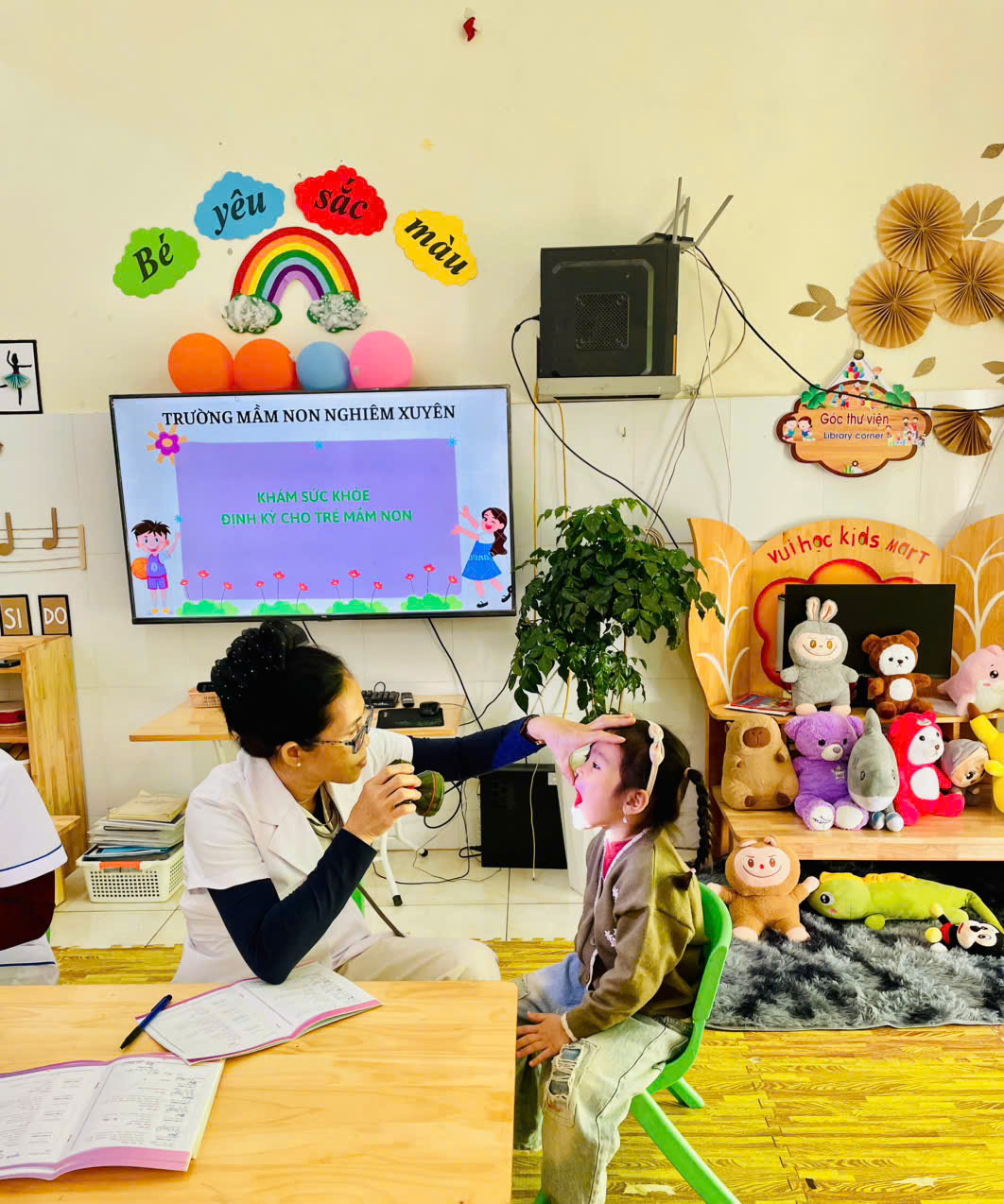 Xã Thượng Phúc tổ chức khám sức khoẻ cho học sinh mầm non- Ảnh 2.