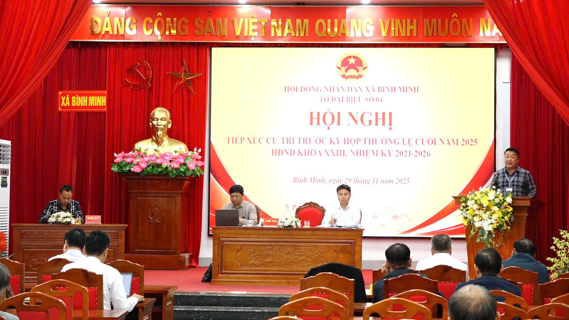 Bí thư Đảng uỷ xã Nguyễn Khánh Bình dự tiếp xúc cử tri các thôn của xã Bình Minh cũ