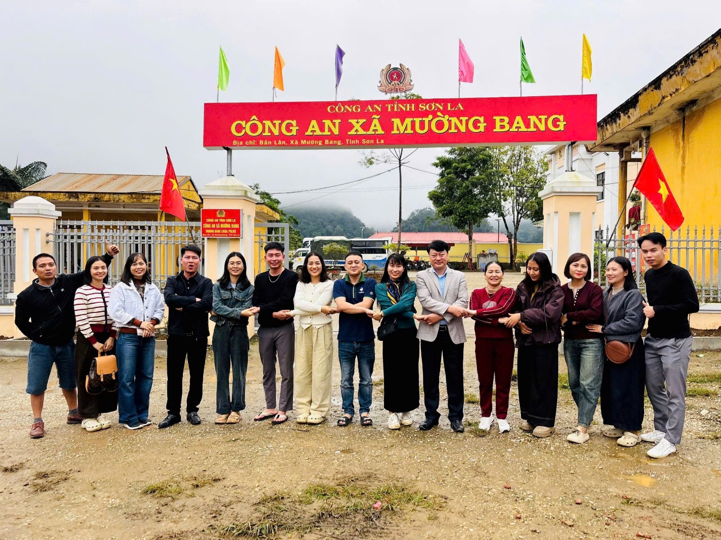 LAN TỎA YÊU THƯƠNG – THẮP SÁNG ƯỚC MƠ: CHUYẾN ĐI TÌNH NGUYỆN “VỀ VỚI BẢN ĐOÀN KẾT – MƯỜNG BANG” CỦA TRƯỜNG TIỂU HỌC CẨM LĨNH- Ảnh 5.