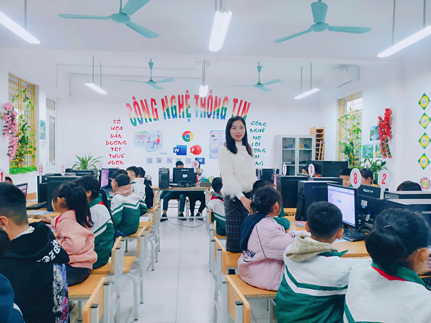 A group of children in a classroom  Description automatically generated