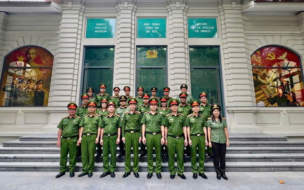 Ảnh: Đoàn công tác sinh hoạt chính trị của LL công an xã Bình Minh, Tam Hưng