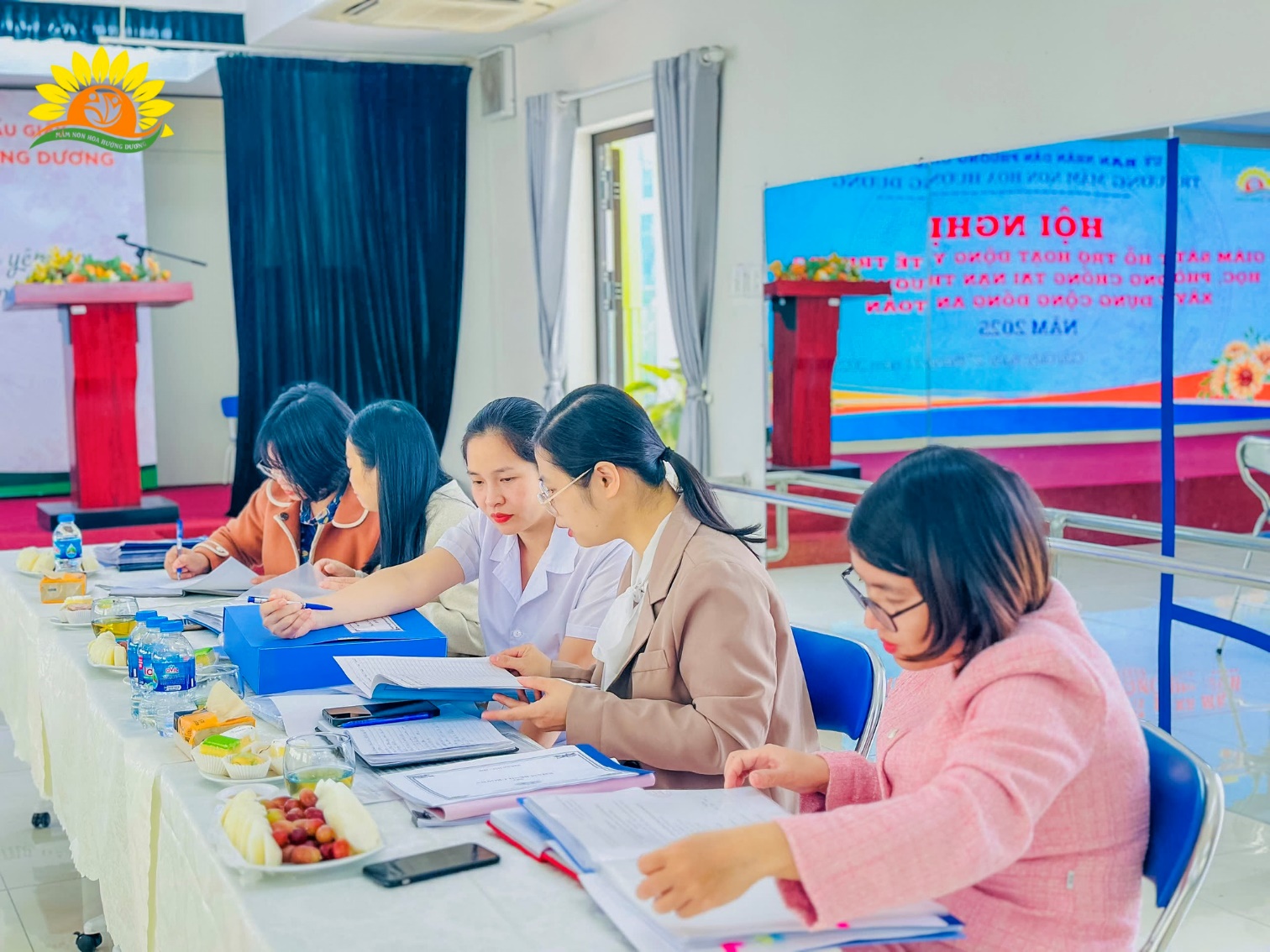 Có thể là hình ảnh về một hoặc nhiều người, mọi người đang học, cái bục và văn bản