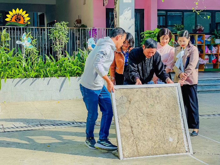 Có thể là hình ảnh về một hoặc nhiều người và đường phố