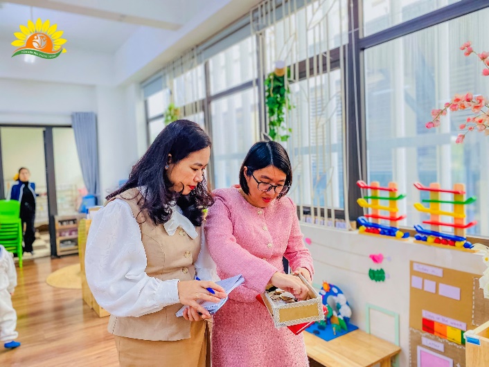 Có thể là hình ảnh về trẻ em, đồ chơi và văn bản