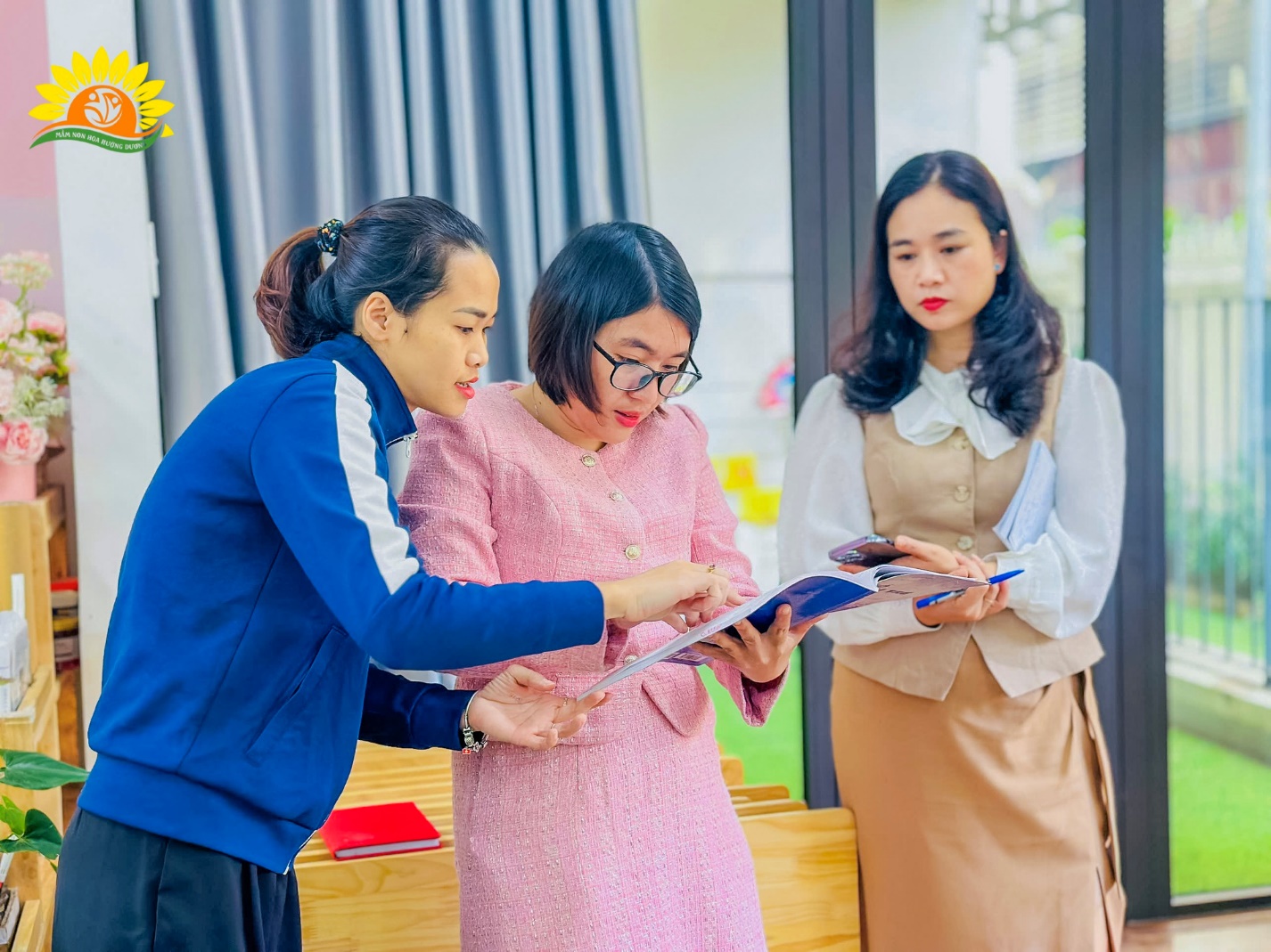 Có thể là hình ảnh về một hoặc nhiều người và văn bản