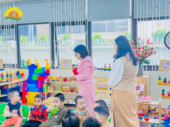 Có thể là hình ảnh về trẻ em, đồ chơi trẻ em và văn bản