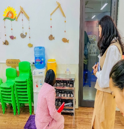 Có thể là hình ảnh về trẻ em, tóc tết, đồ chơi trẻ em và văn bản