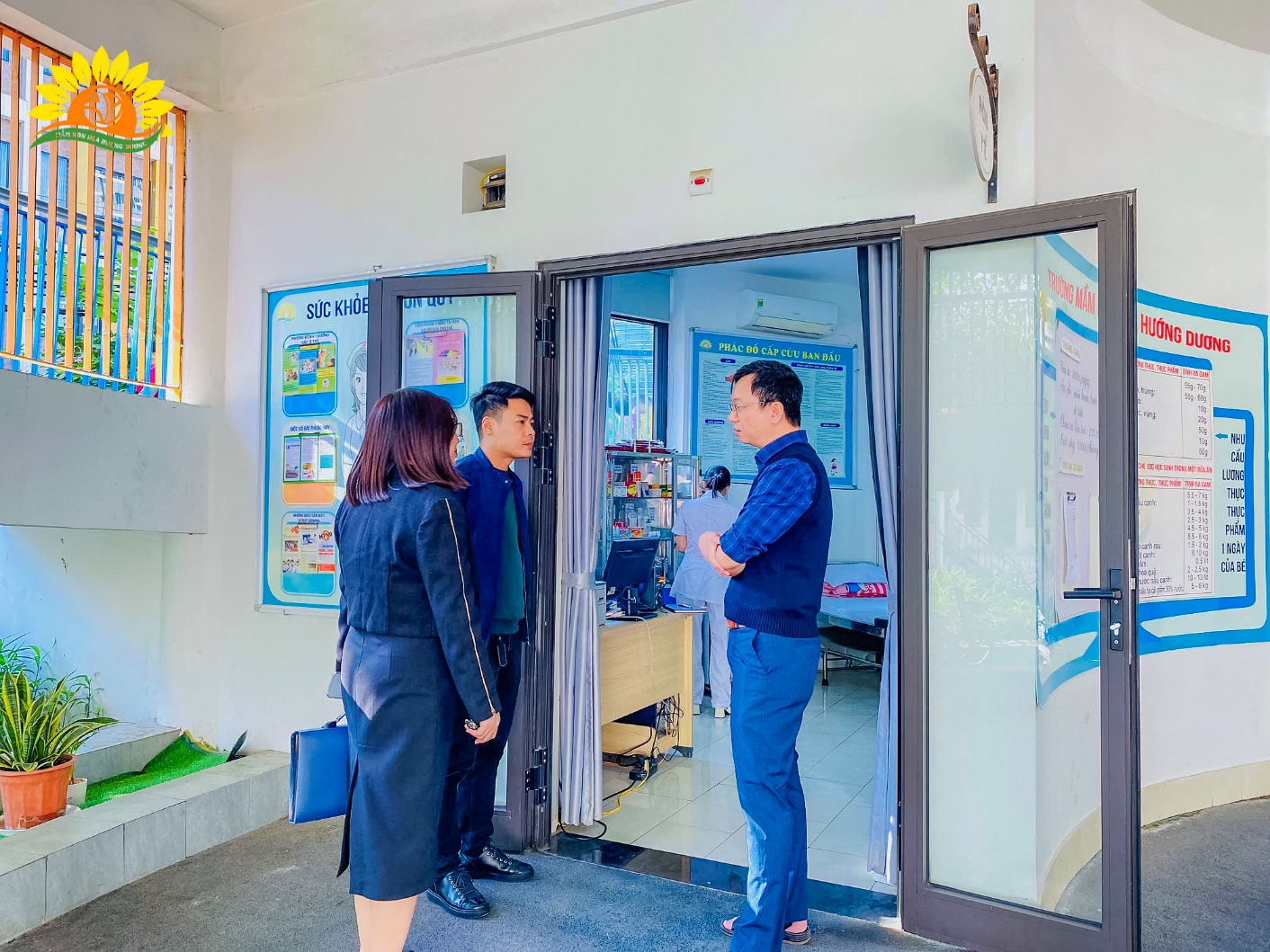 Có thể là hình ảnh về một hoặc nhiều người, máy thu tiền đỗ xe và văn bản