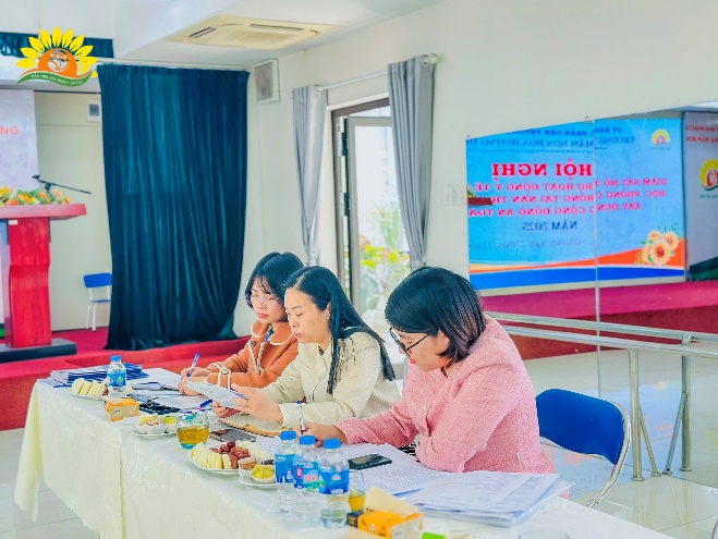 Có thể là hình ảnh về một hoặc nhiều người, mọi người đang học, bàn, cái bục và văn bản