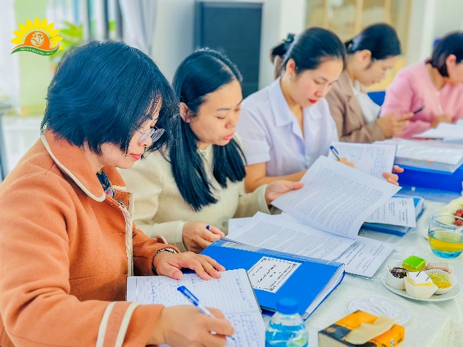 Có thể là hình ảnh về một hoặc nhiều người, mọi người đang học và văn bản