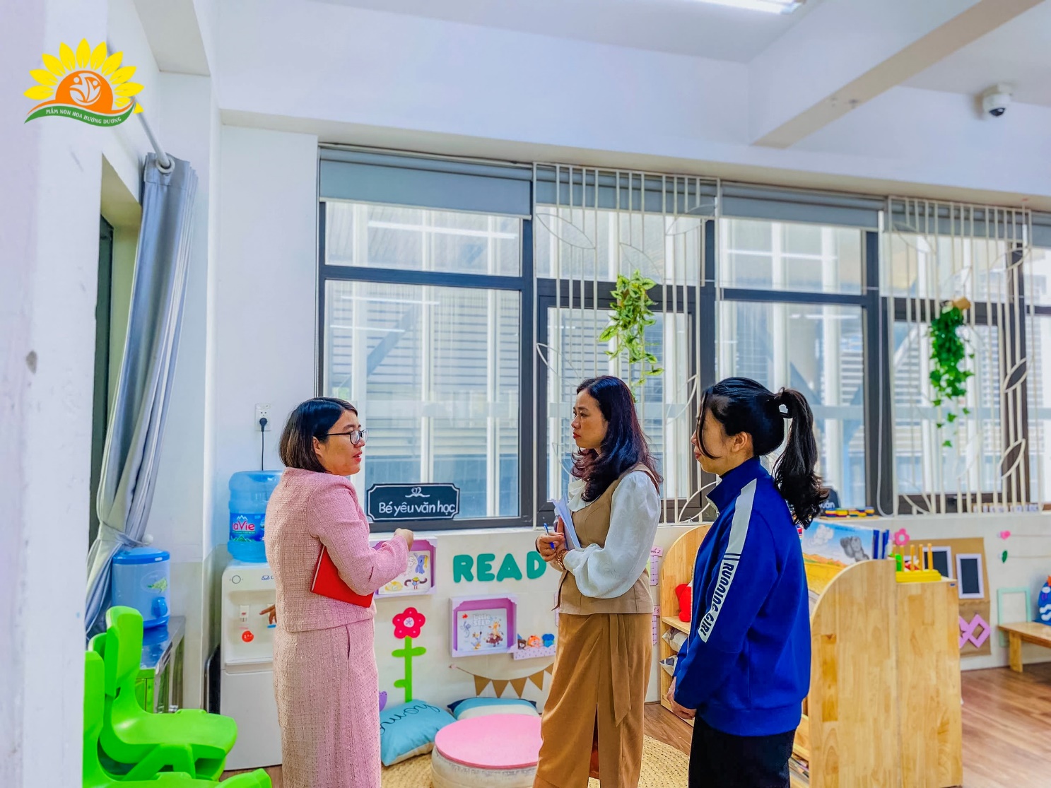 Có thể là hình ảnh về trẻ em, đồ chơi trẻ em, bệnh viện và văn bản