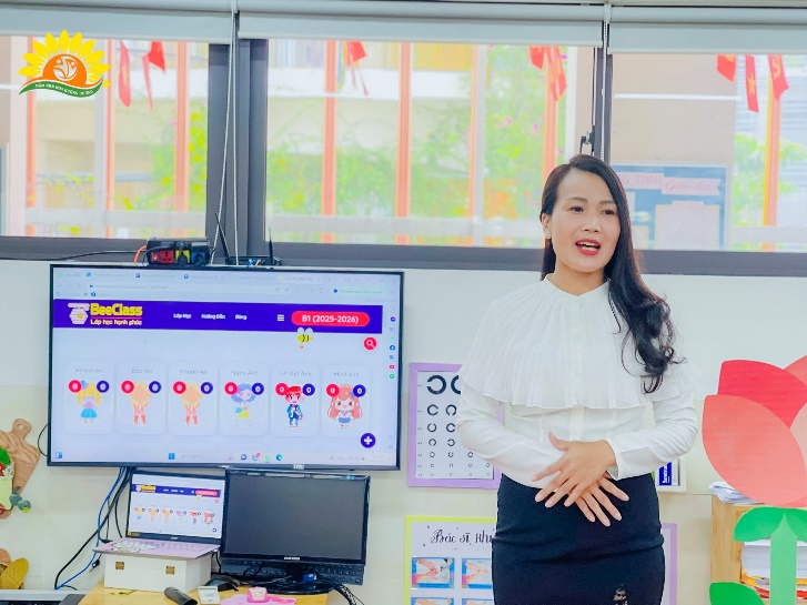 Có thể là hình ảnh về 1 người, đồ chơi trẻ em, phòng tin tức và văn bản