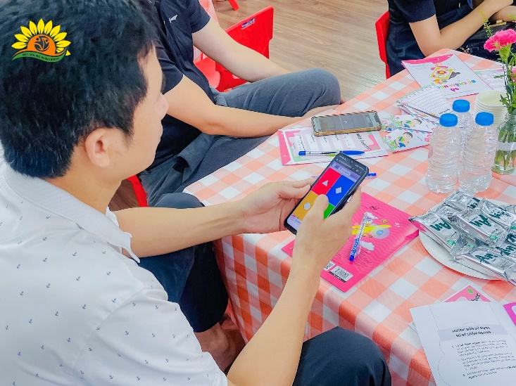 Có thể là hình ảnh về 2 người và văn bản