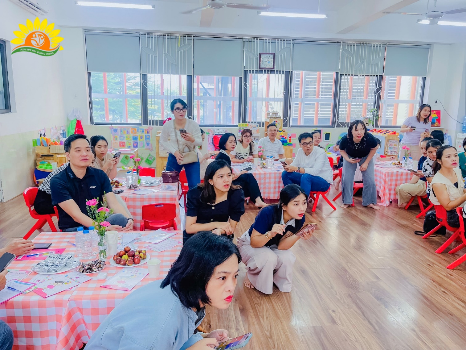 Có thể là hình ảnh về 12 người và văn bản