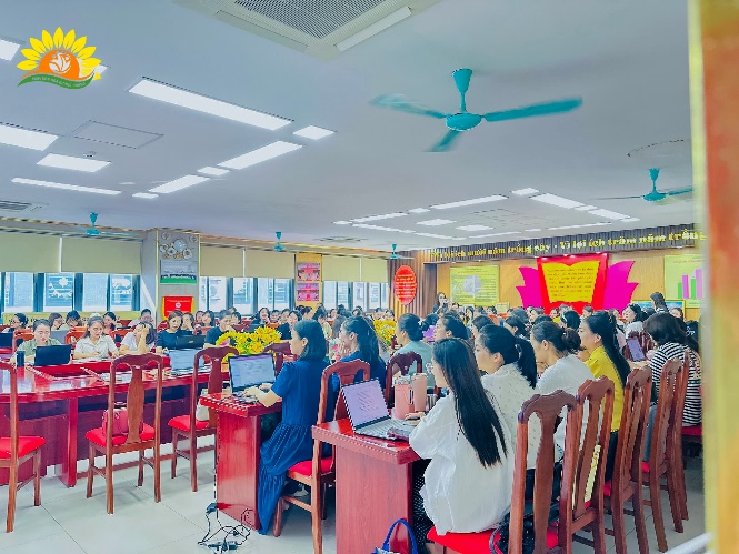 Có thể là hình ảnh về 1 người và văn bản