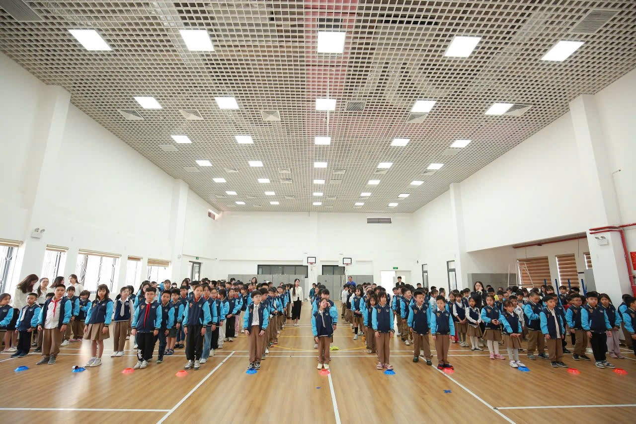 A group of people in a gym  AI-generated content may be incorrect.