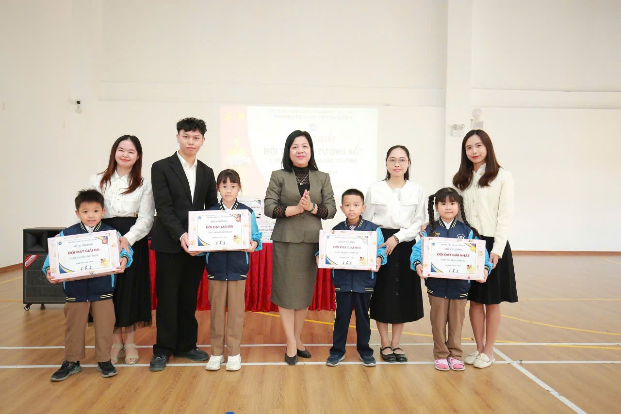 A group of people holding certificates  AI-generated content may be incorrect.