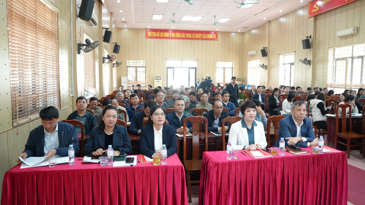 A group of people sitting at tables in a room  AI-generated content may be incorrect.