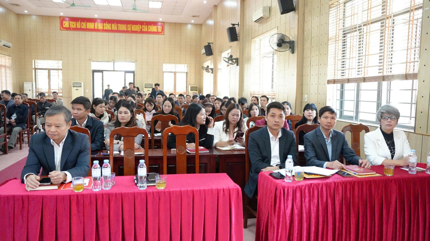 A group of people sitting at tables in a room  AI-generated content may be incorrect.