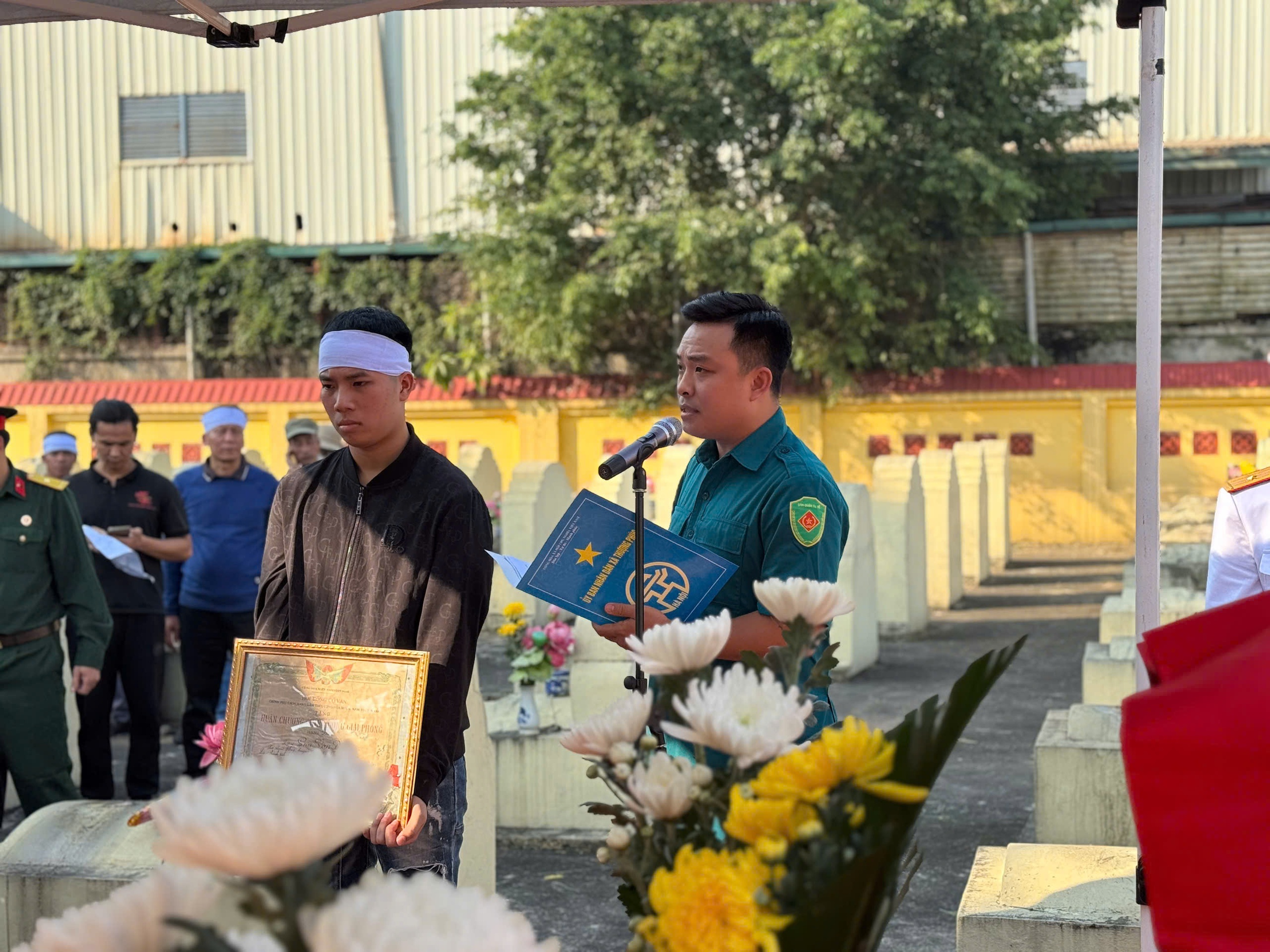 Một số hình ảnh Lễ đón và an táng hài cốt liệt sĩ Lưu Văn Duệ- Ảnh 4.