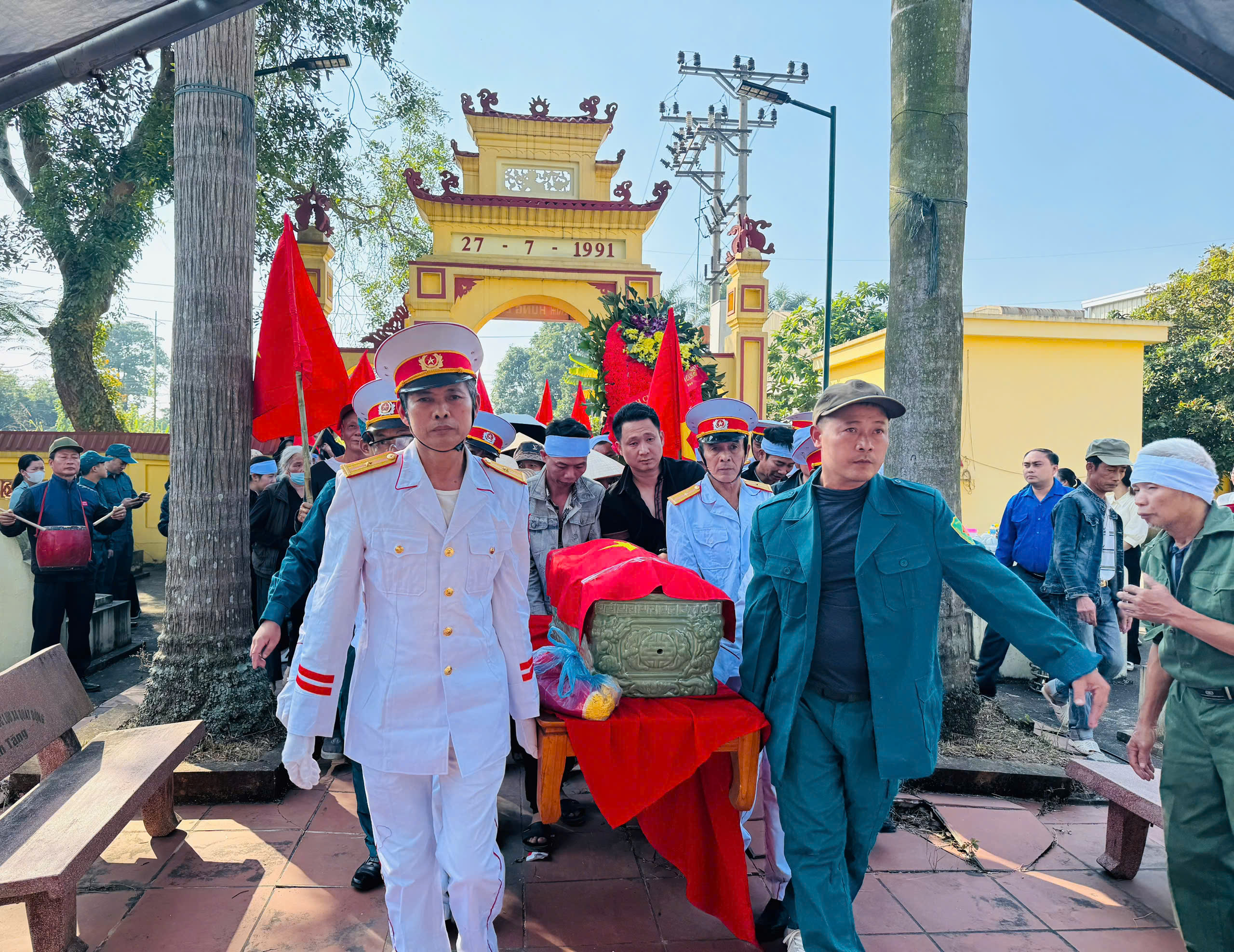 Một số hình ảnh Lễ đón và an táng hài cốt liệt sĩ Lưu Văn Duệ- Ảnh 2.