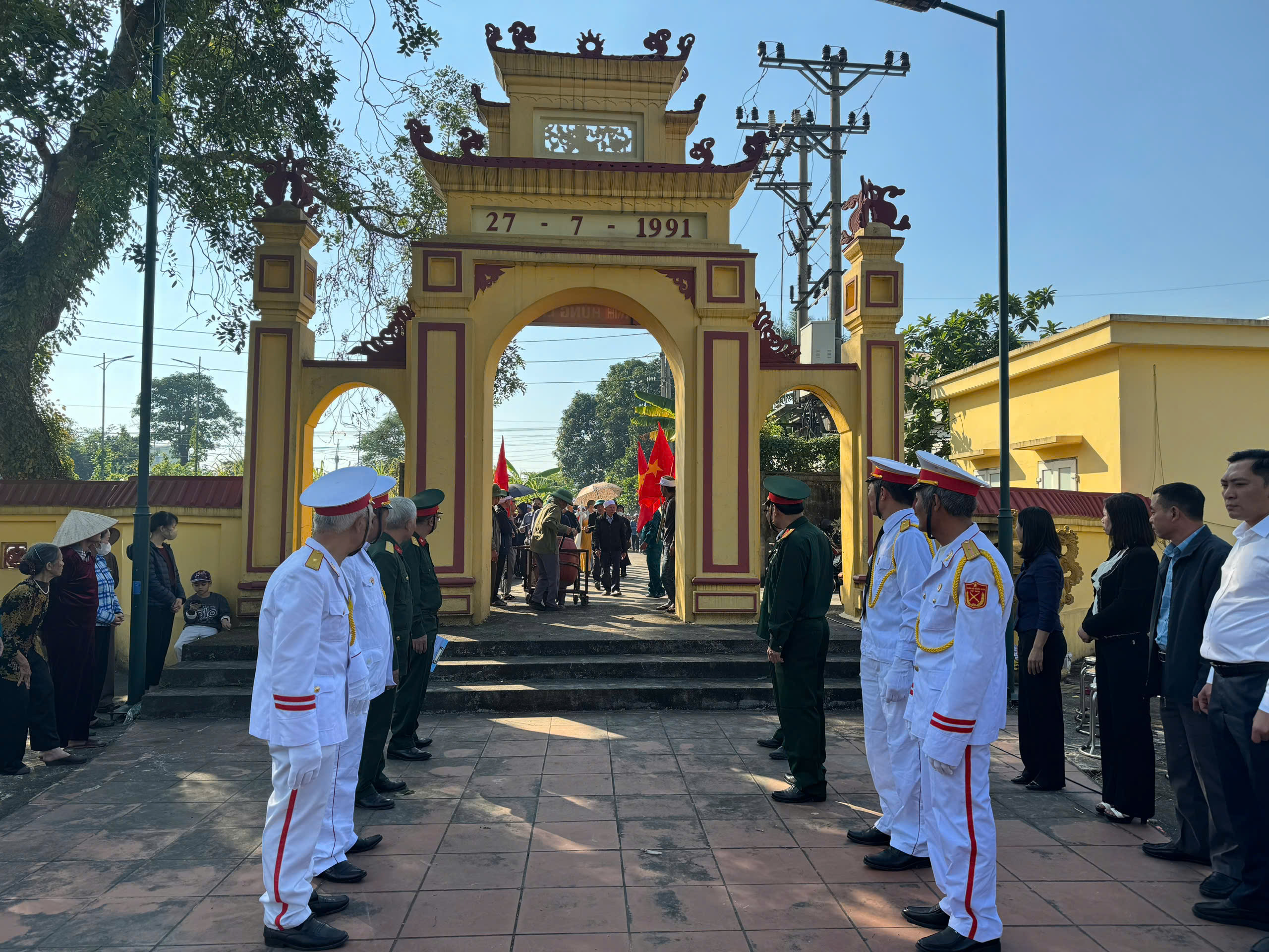 Một số hình ảnh Lễ đón và an táng hài cốt liệt sĩ Lưu Văn Duệ- Ảnh 3.