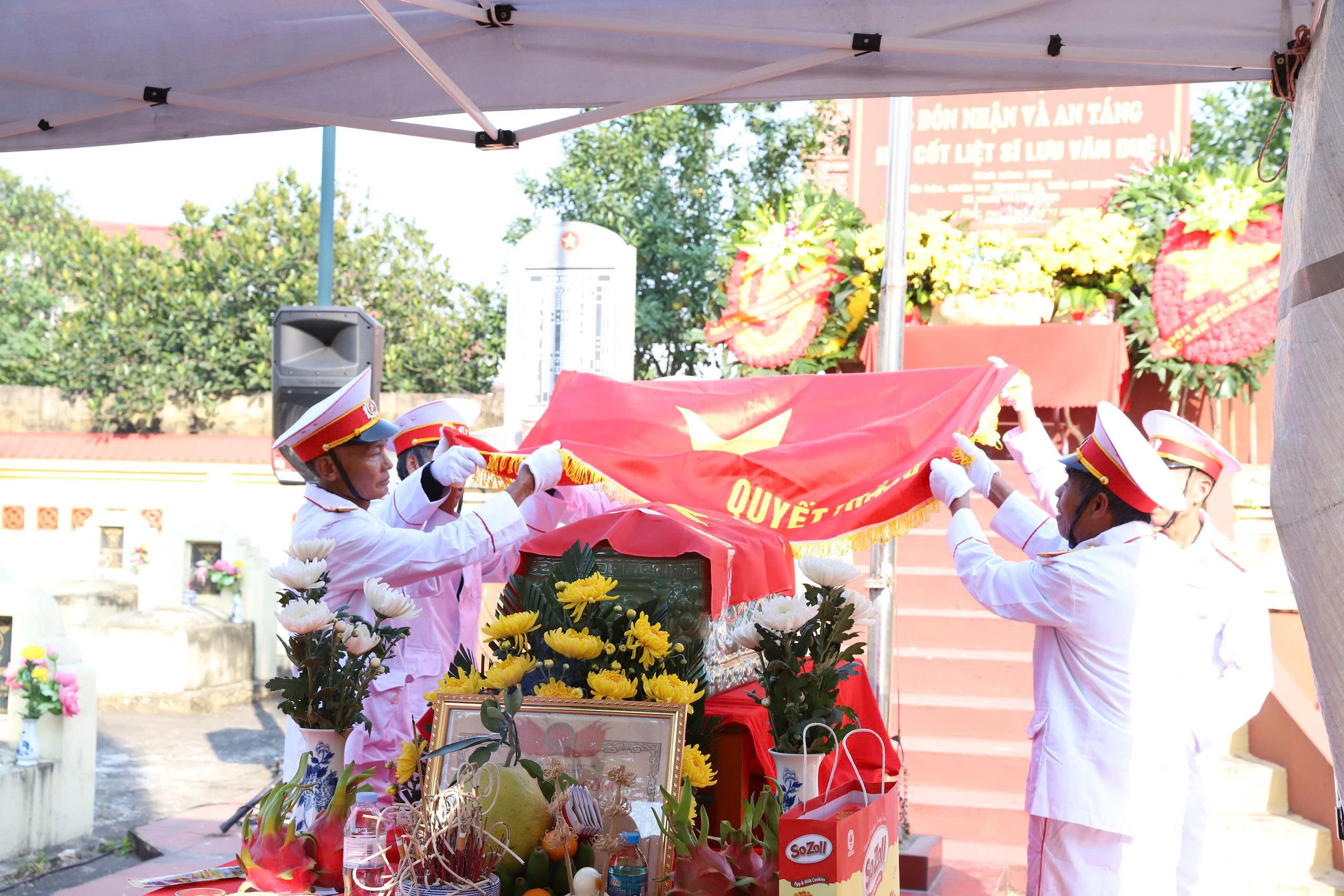 Một số hình ảnh Lễ đón và an táng hài cốt liệt sĩ Lưu Văn Duệ- Ảnh 7.