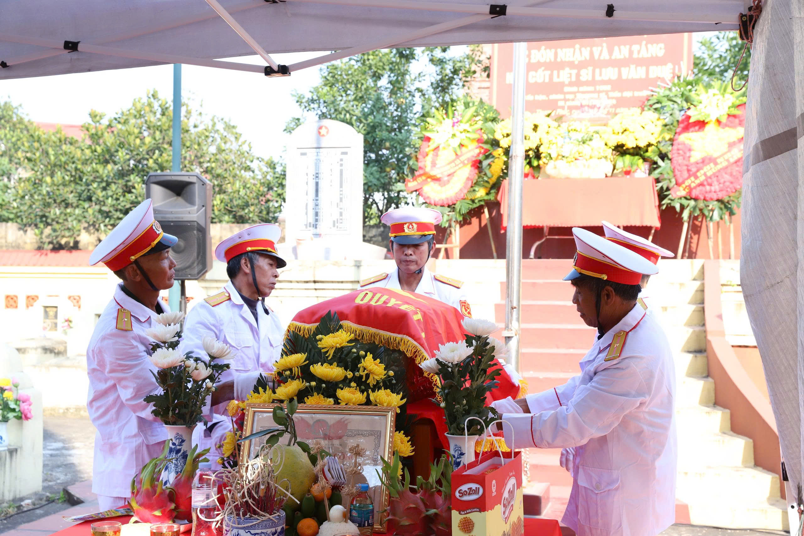 Một số hình ảnh Lễ đón và an táng hài cốt liệt sĩ Lưu Văn Duệ- Ảnh 8.