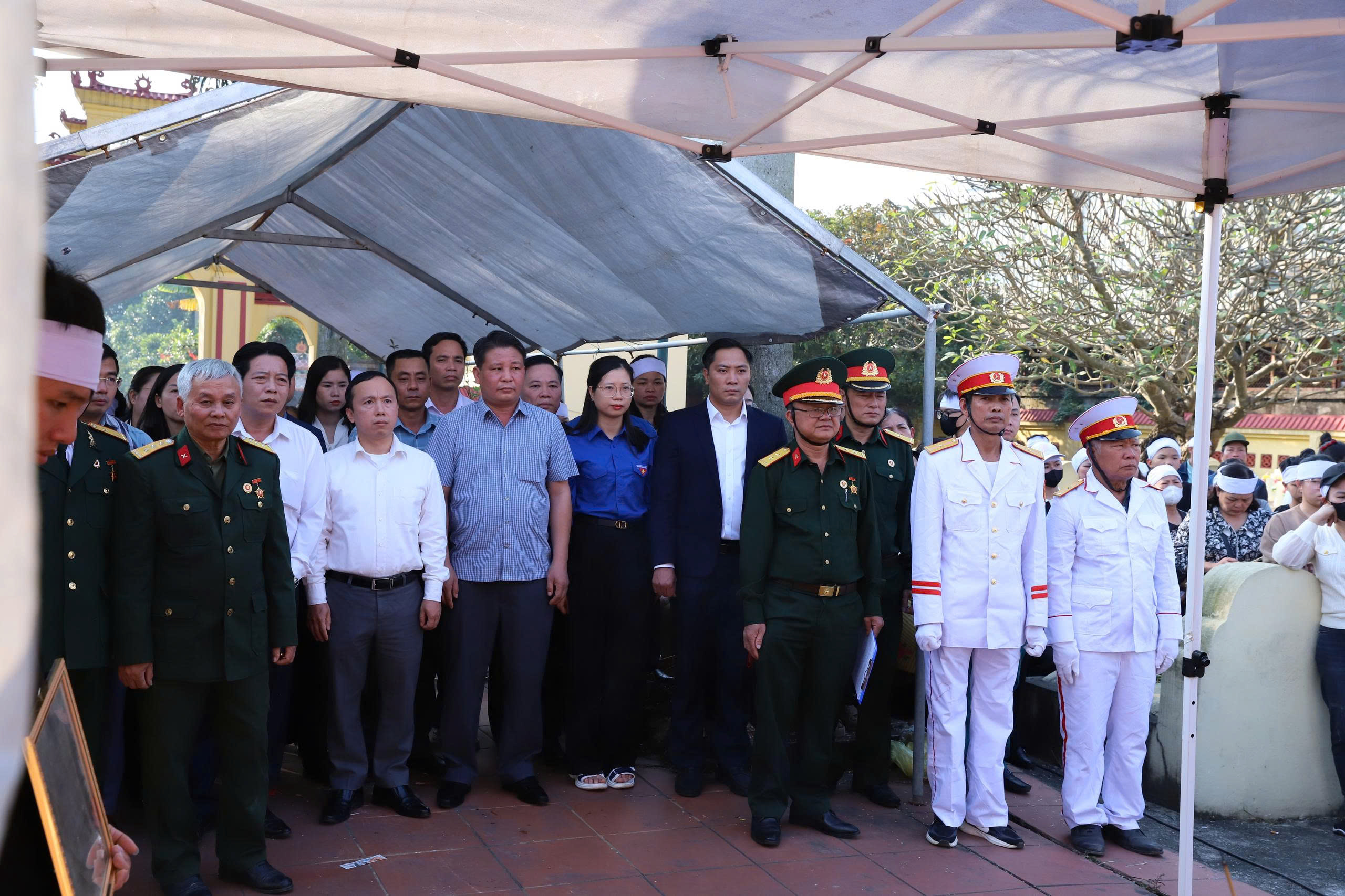 Một số hình ảnh Lễ đón và an táng hài cốt liệt sĩ Lưu Văn Duệ- Ảnh 5.