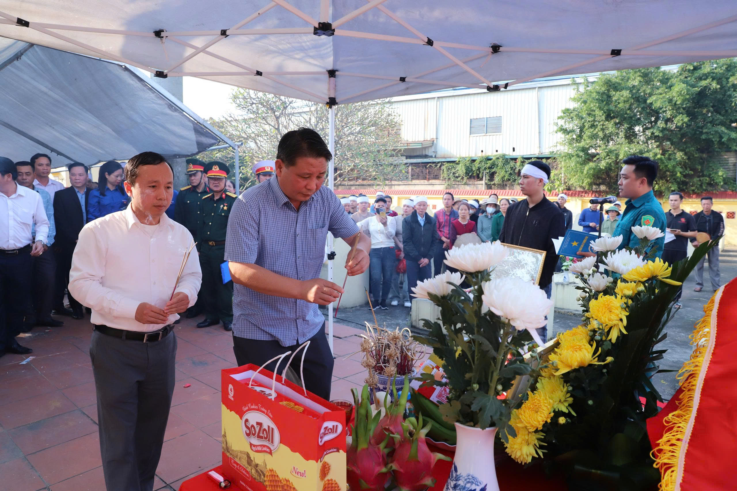 Một số hình ảnh Lễ đón và an táng hài cốt liệt sĩ Lưu Văn Duệ- Ảnh 9.