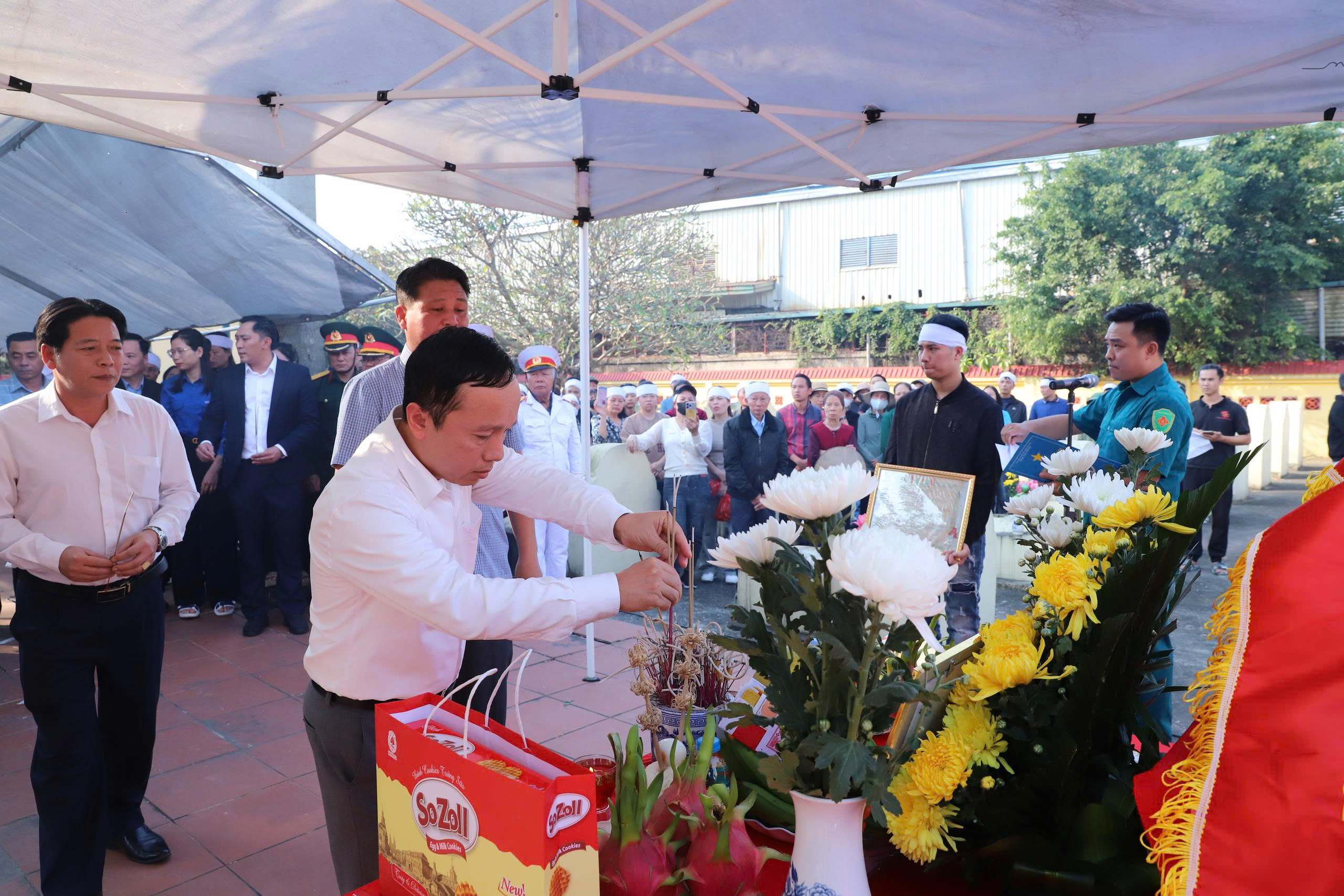 Một số hình ảnh Lễ đón và an táng hài cốt liệt sĩ Lưu Văn Duệ- Ảnh 10.