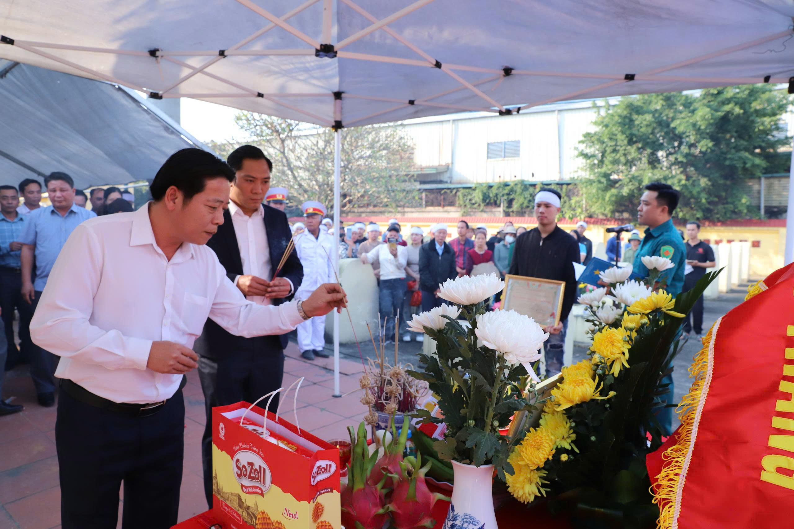 Một số hình ảnh Lễ đón và an táng hài cốt liệt sĩ Lưu Văn Duệ- Ảnh 11.