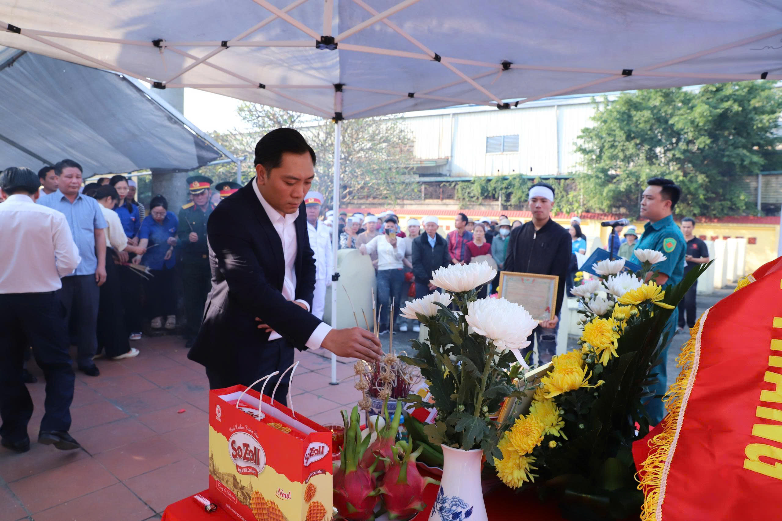 Một số hình ảnh Lễ đón và an táng hài cốt liệt sĩ Lưu Văn Duệ- Ảnh 12.