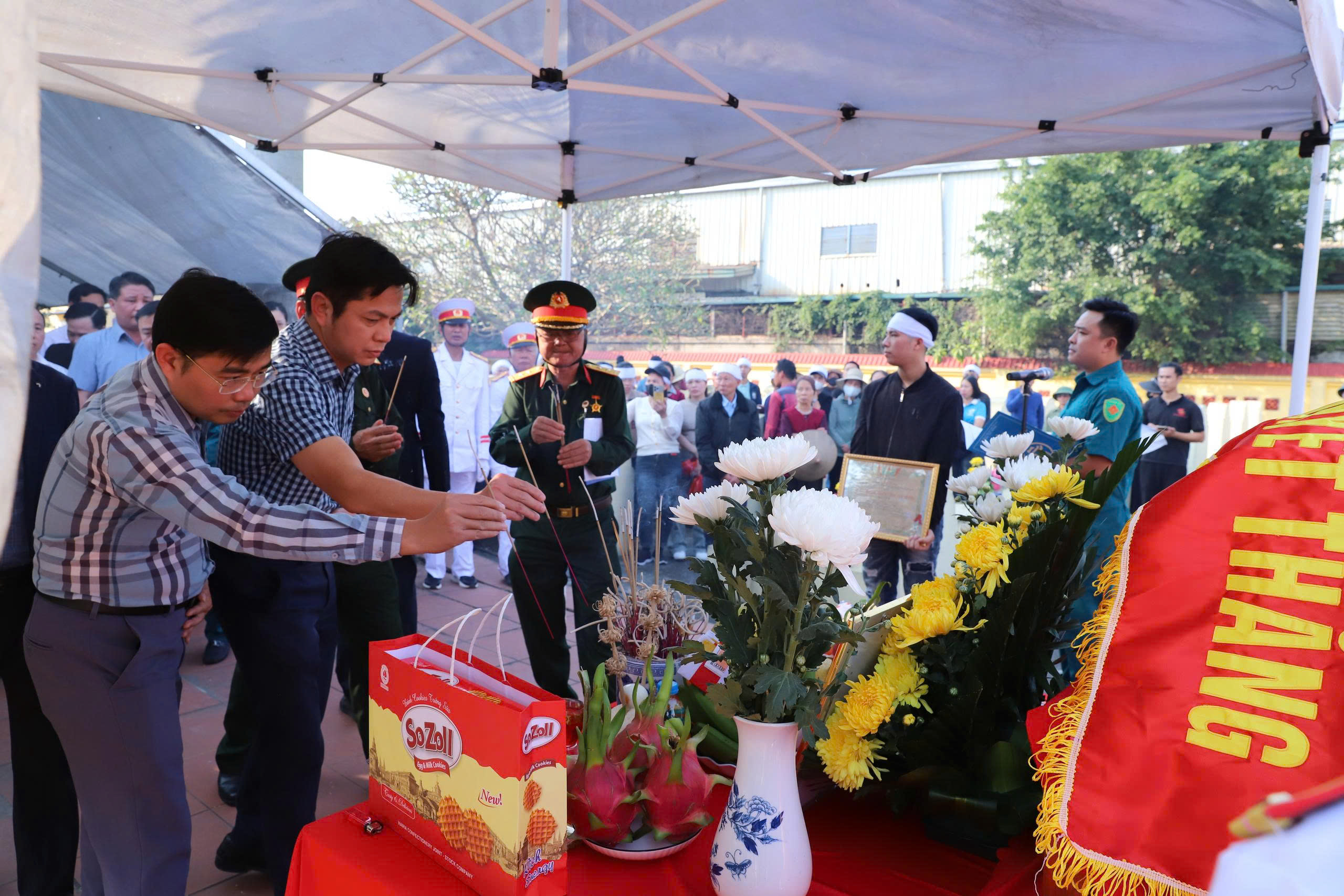 Một số hình ảnh Lễ đón và an táng hài cốt liệt sĩ Lưu Văn Duệ- Ảnh 13.