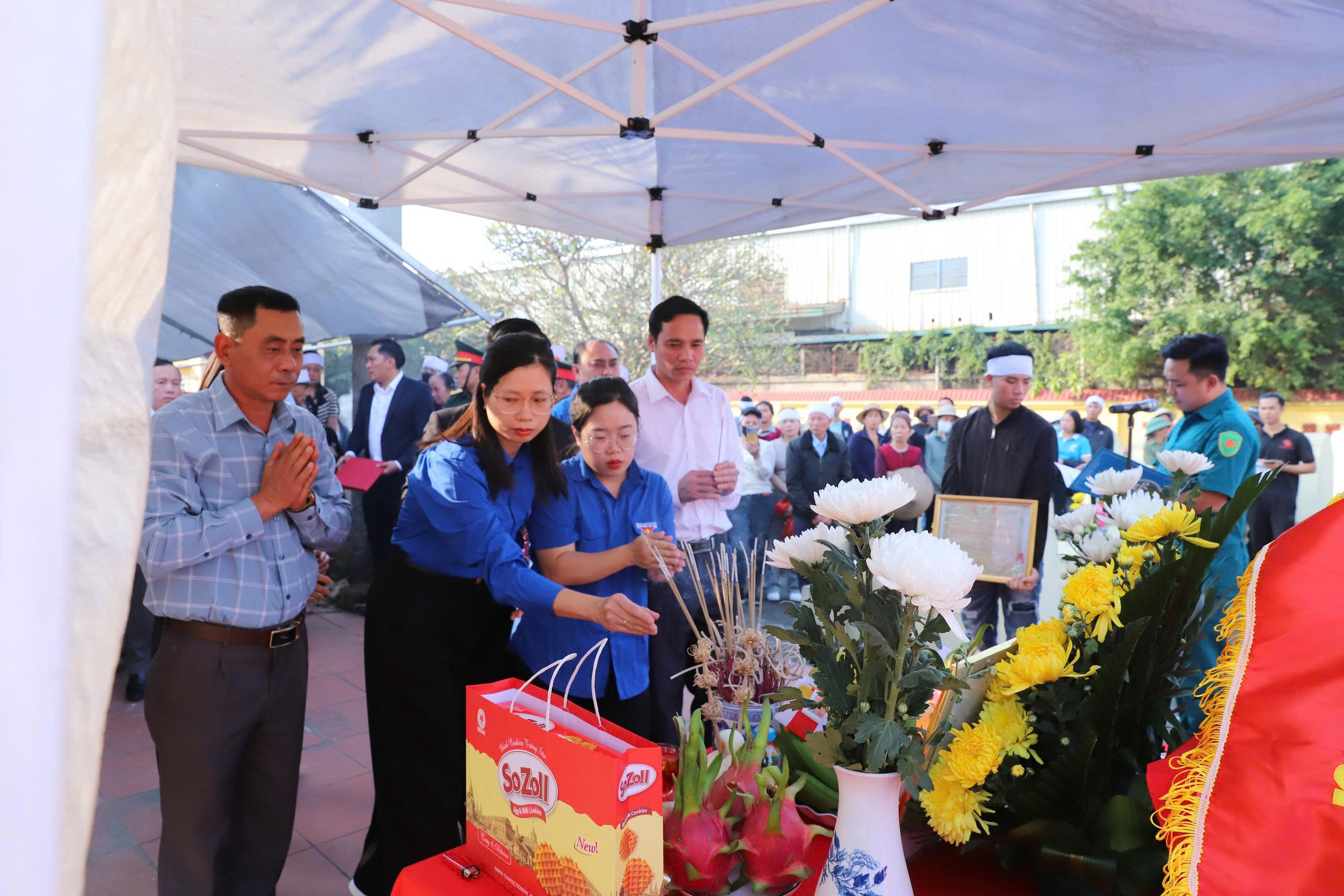 Một số hình ảnh Lễ đón và an táng hài cốt liệt sĩ Lưu Văn Duệ- Ảnh 15.