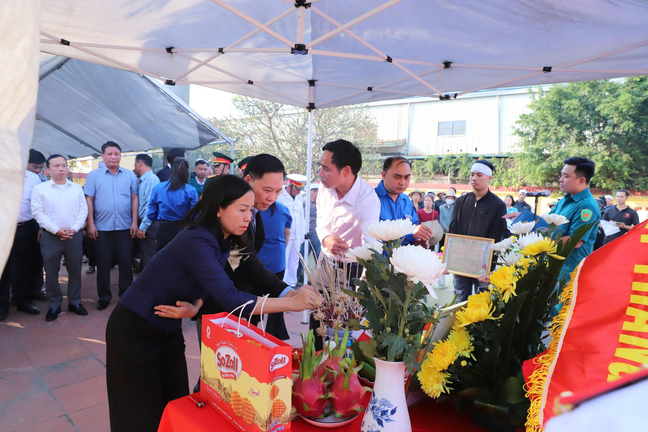 Một số hình ảnh Lễ đón và an táng hài cốt liệt sĩ Lưu Văn Duệ- Ảnh 16.