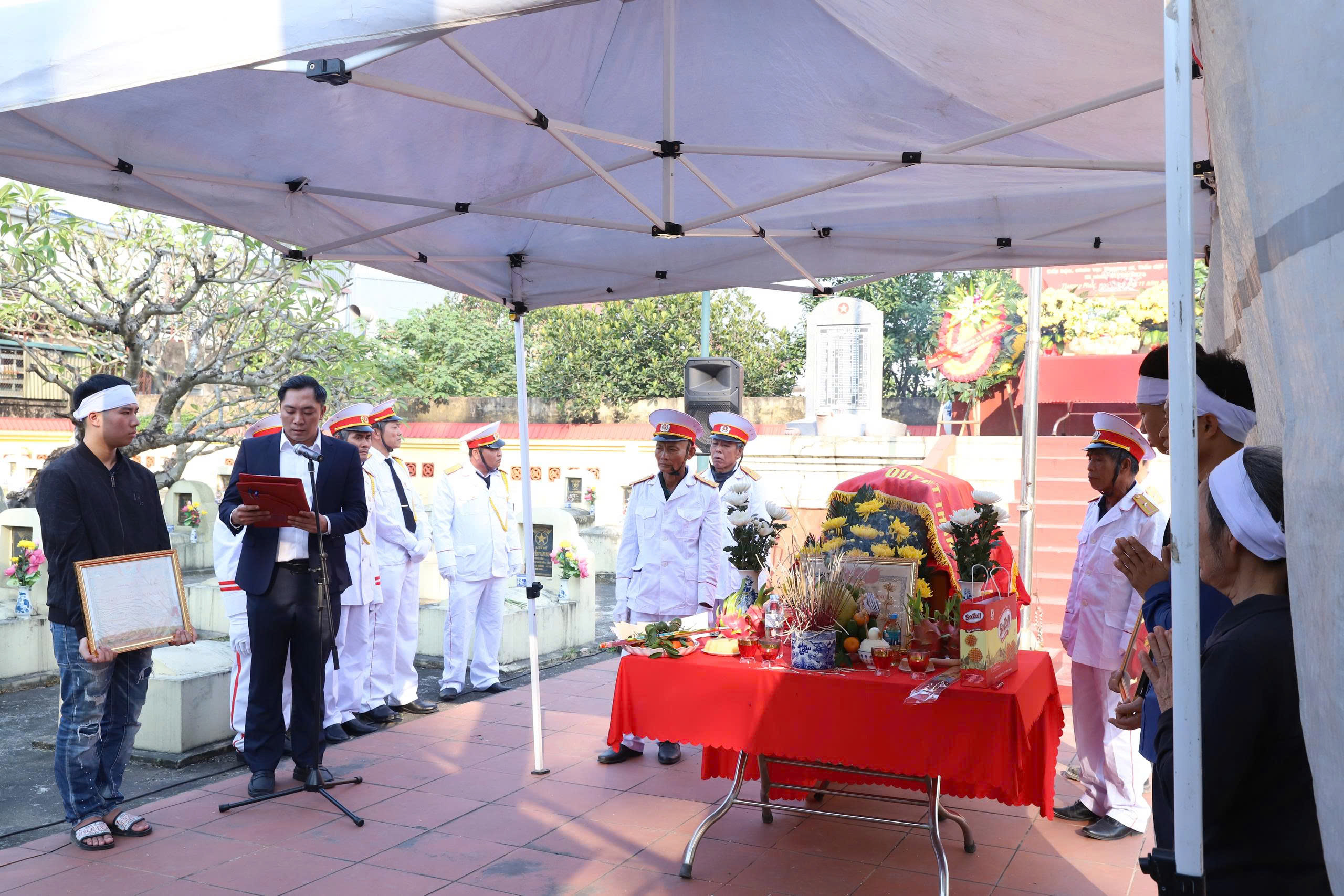 Một số hình ảnh Lễ đón và an táng hài cốt liệt sĩ Lưu Văn Duệ- Ảnh 17.