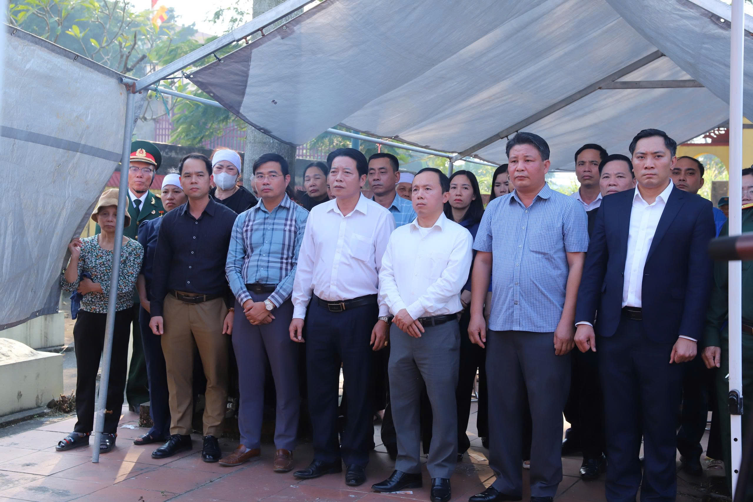 Một số hình ảnh Lễ đón và an táng hài cốt liệt sĩ Lưu Văn Duệ- Ảnh 6.