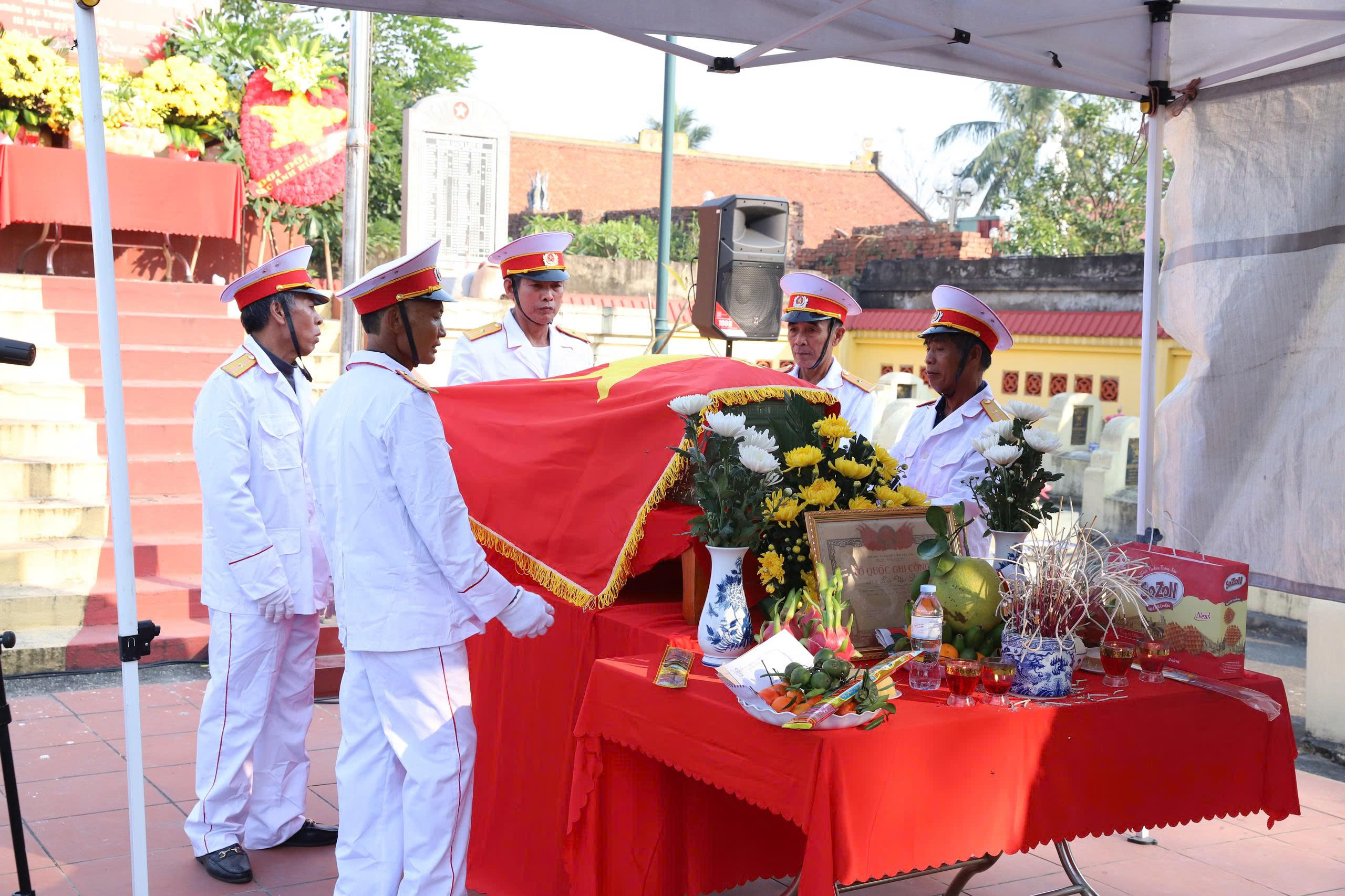 Một số hình ảnh Lễ đón và an táng hài cốt liệt sĩ Lưu Văn Duệ- Ảnh 18.