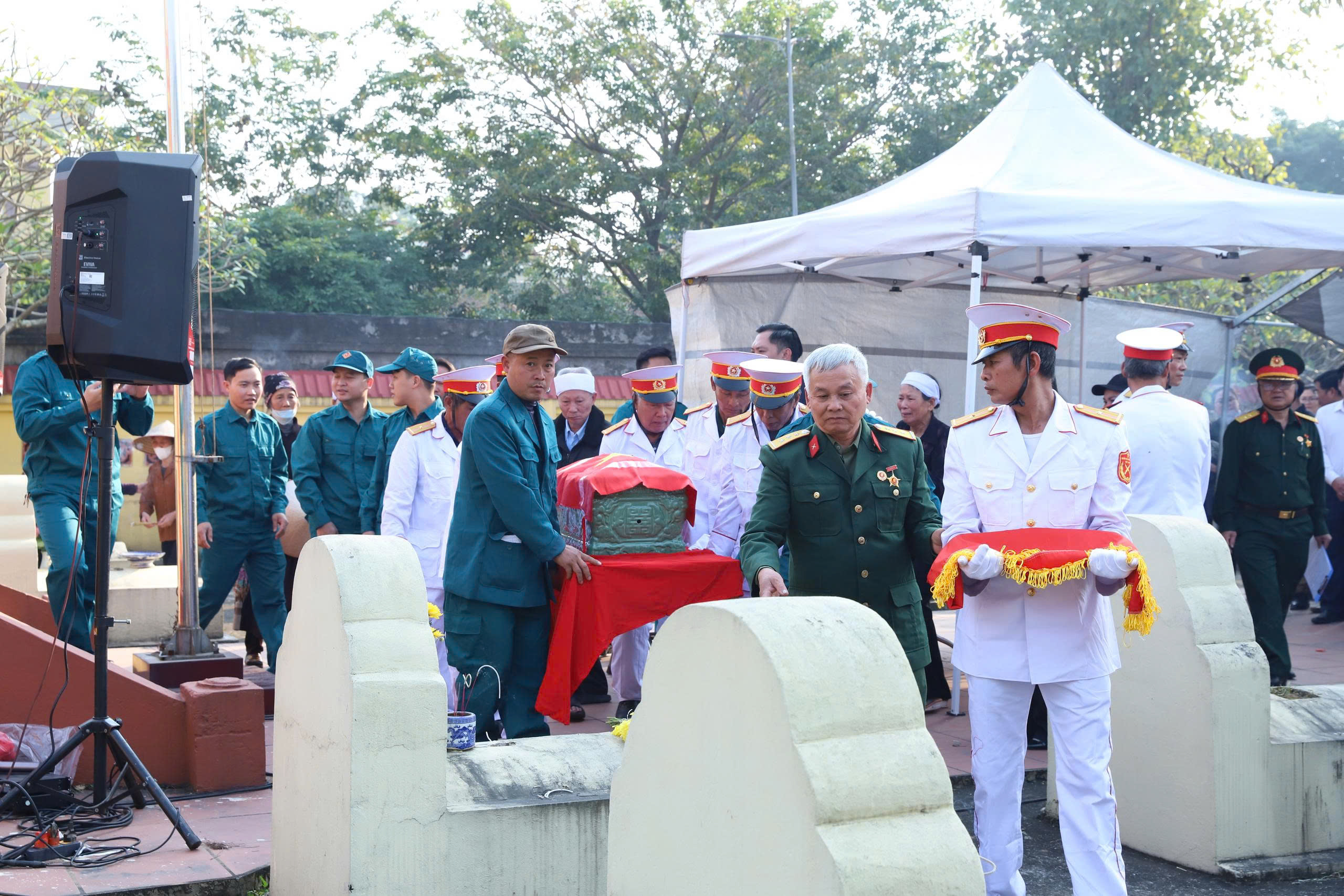 Một số hình ảnh Lễ đón và an táng hài cốt liệt sĩ Lưu Văn Duệ- Ảnh 19.
