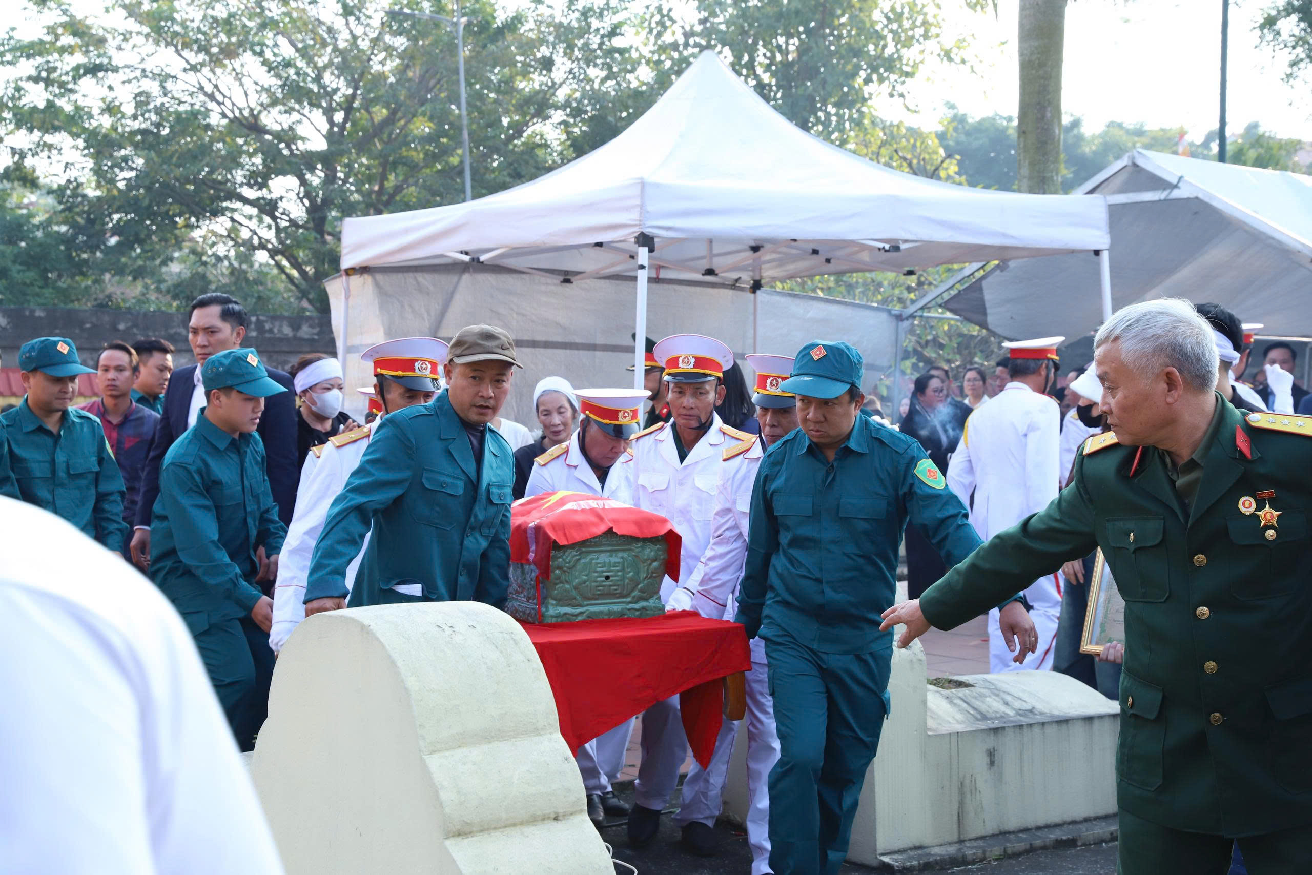 Một số hình ảnh Lễ đón và an táng hài cốt liệt sĩ Lưu Văn Duệ- Ảnh 20.
