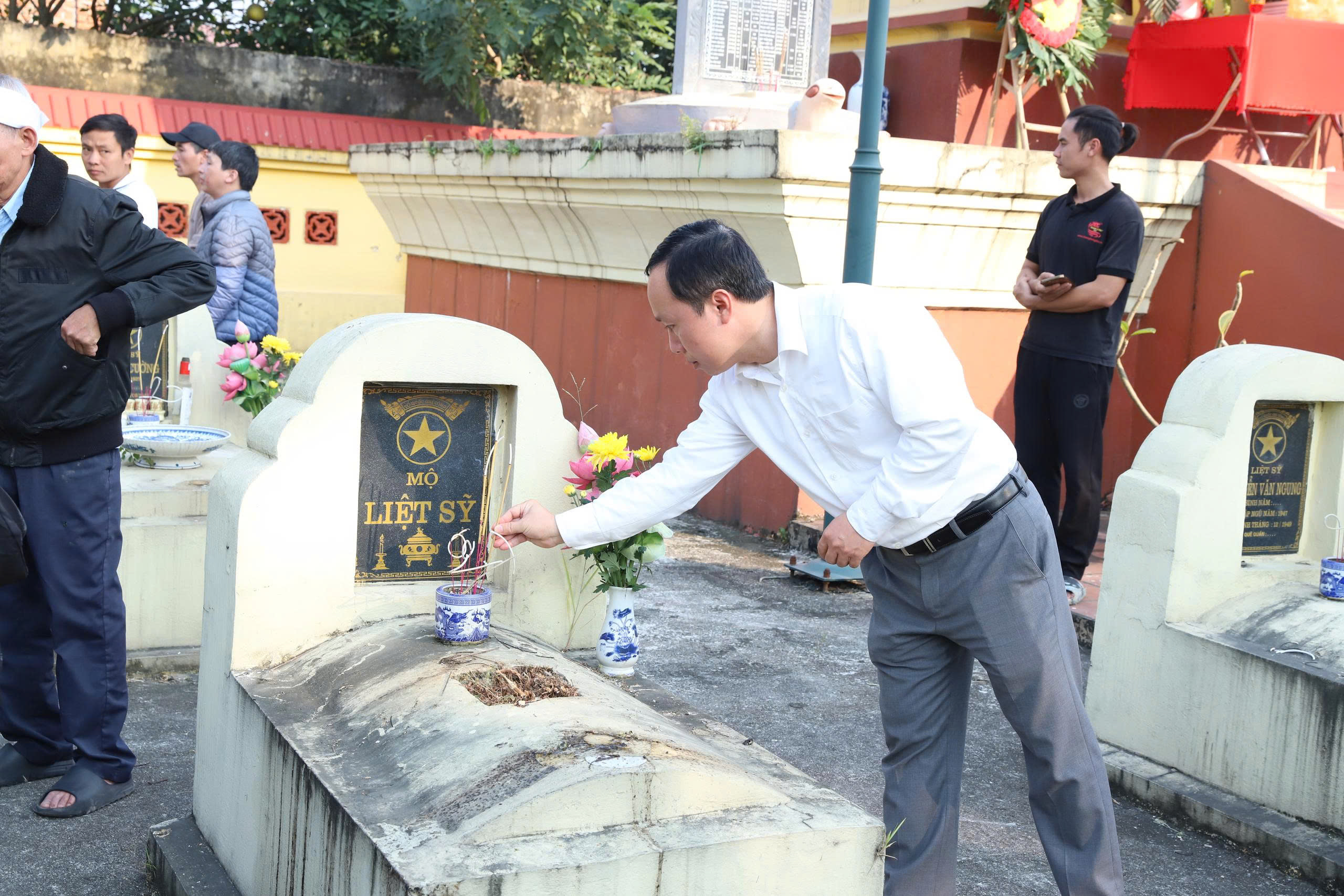 Một số hình ảnh Lễ đón và an táng hài cốt liệt sĩ Lưu Văn Duệ- Ảnh 21.
