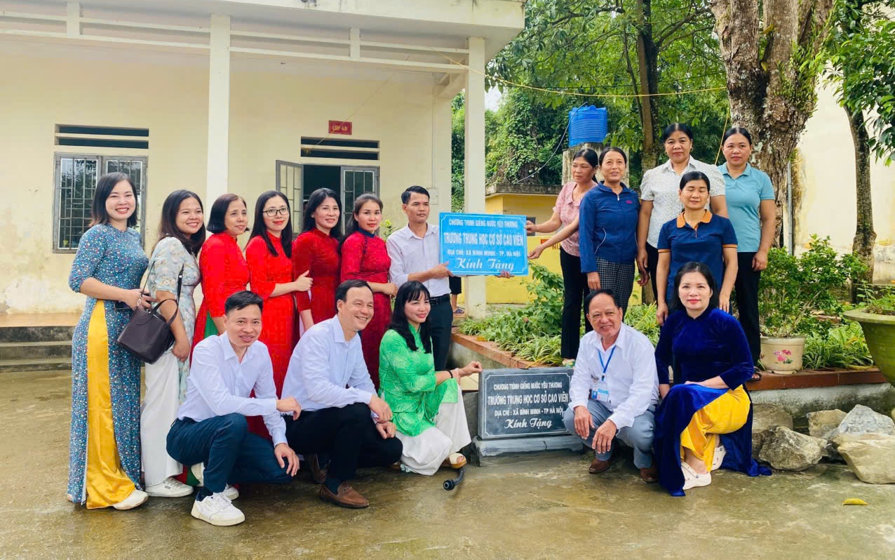 Ảnh: Đại diện trường THCS Cao Viên và THCS Đồng Tâm chụp hình lưu niệm