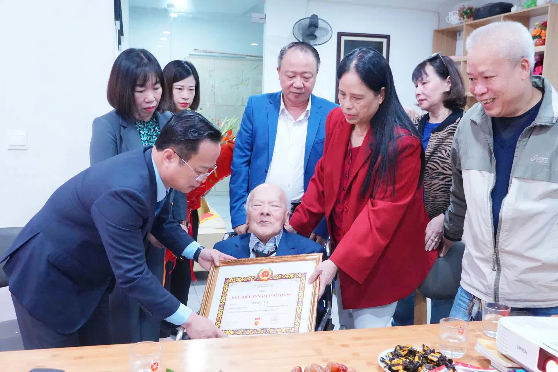 Phường Phú Diễn: nhà giáo, đảng viên Nguyễn Trúc vinh dự nhận Huy hiệu 80 năm tuổi Đảng đợt 7/11- Ảnh 1.