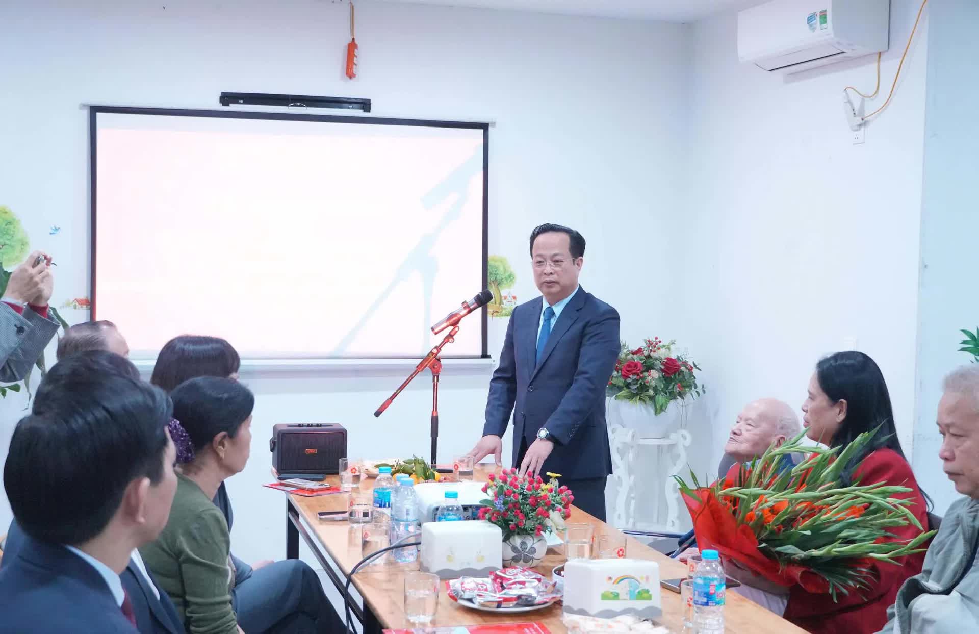 Phường Phú Diễn: nhà giáo, đảng viên Nguyễn Trúc vinh dự nhận Huy hiệu 80 năm tuổi Đảng đợt 7/11- Ảnh 2.