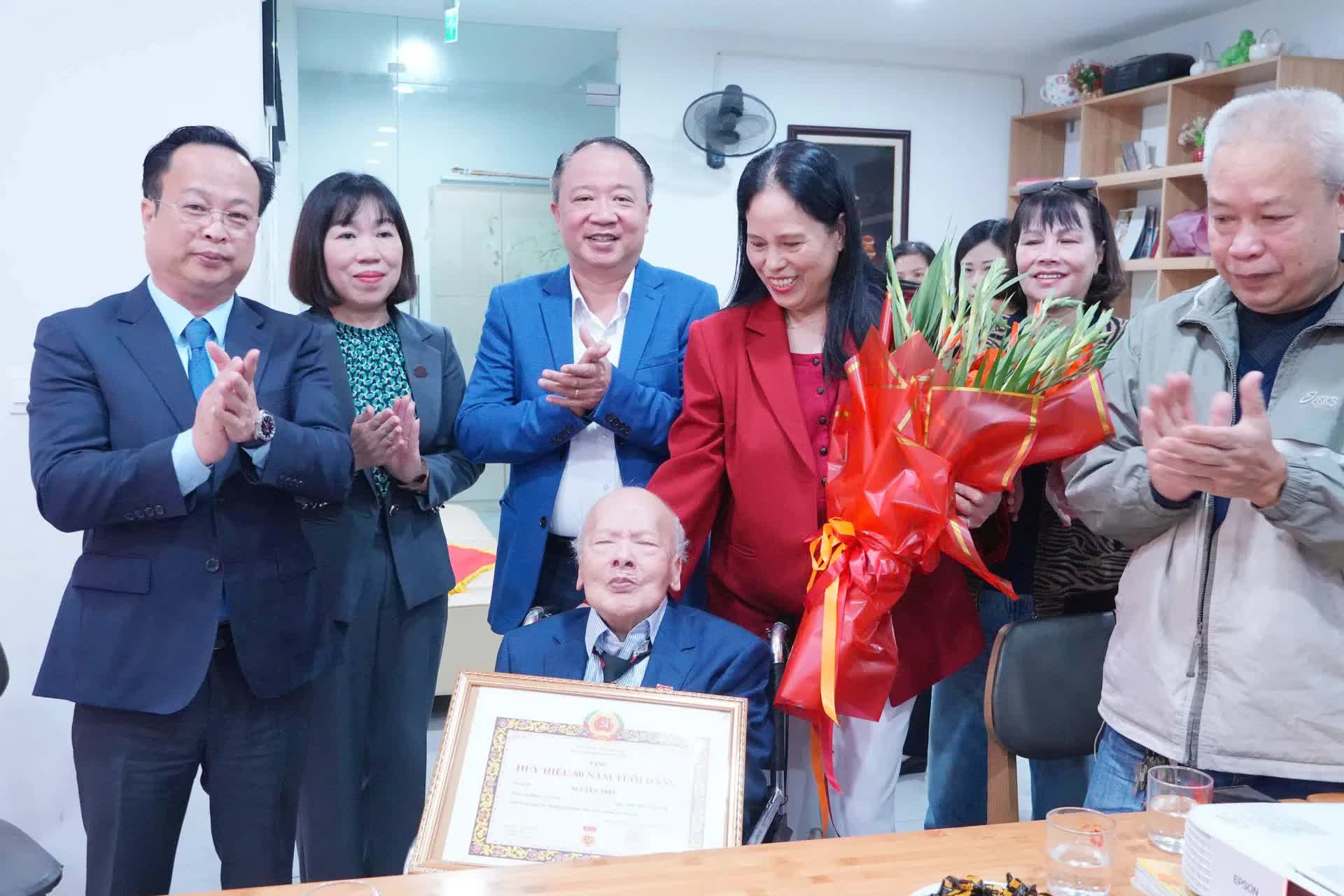 Phường Phú Diễn: nhà giáo, đảng viên Nguyễn Trúc vinh dự nhận Huy hiệu 80 năm tuổi Đảng đợt 7/11- Ảnh 3.