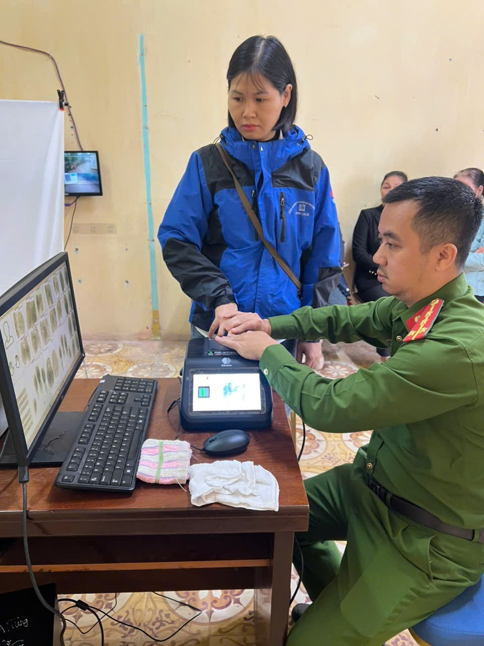     CÔNG AN XÃ VĨNH THANH TỔ CHỨC LÀM CĂN CƯỚC CÔNG DÂN CHO NHÂN DÂN- Ảnh 1.