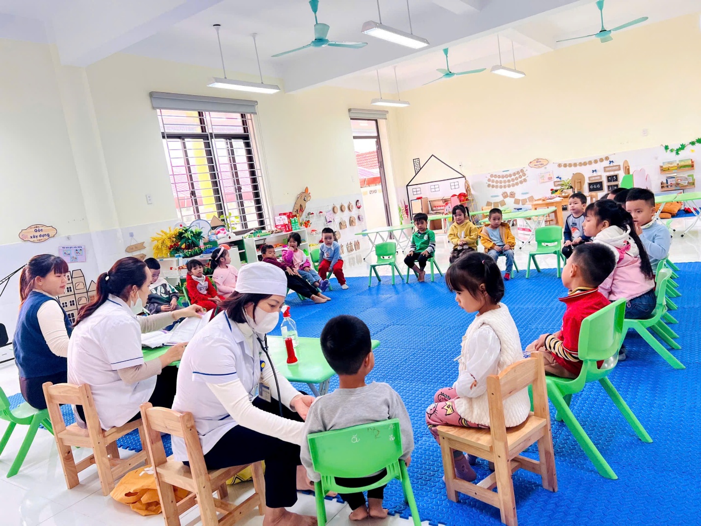 TRƯỜNG MẦM NON TÒNG BẠT VÀ TRƯỜNG MẦM NON CẨM LĨNH A TỔ CHỨC KHÁM SỨC KHỎE ĐỊNH KỲ CHO TRẺ NĂM HỌC 2025–2026- Ảnh 1.