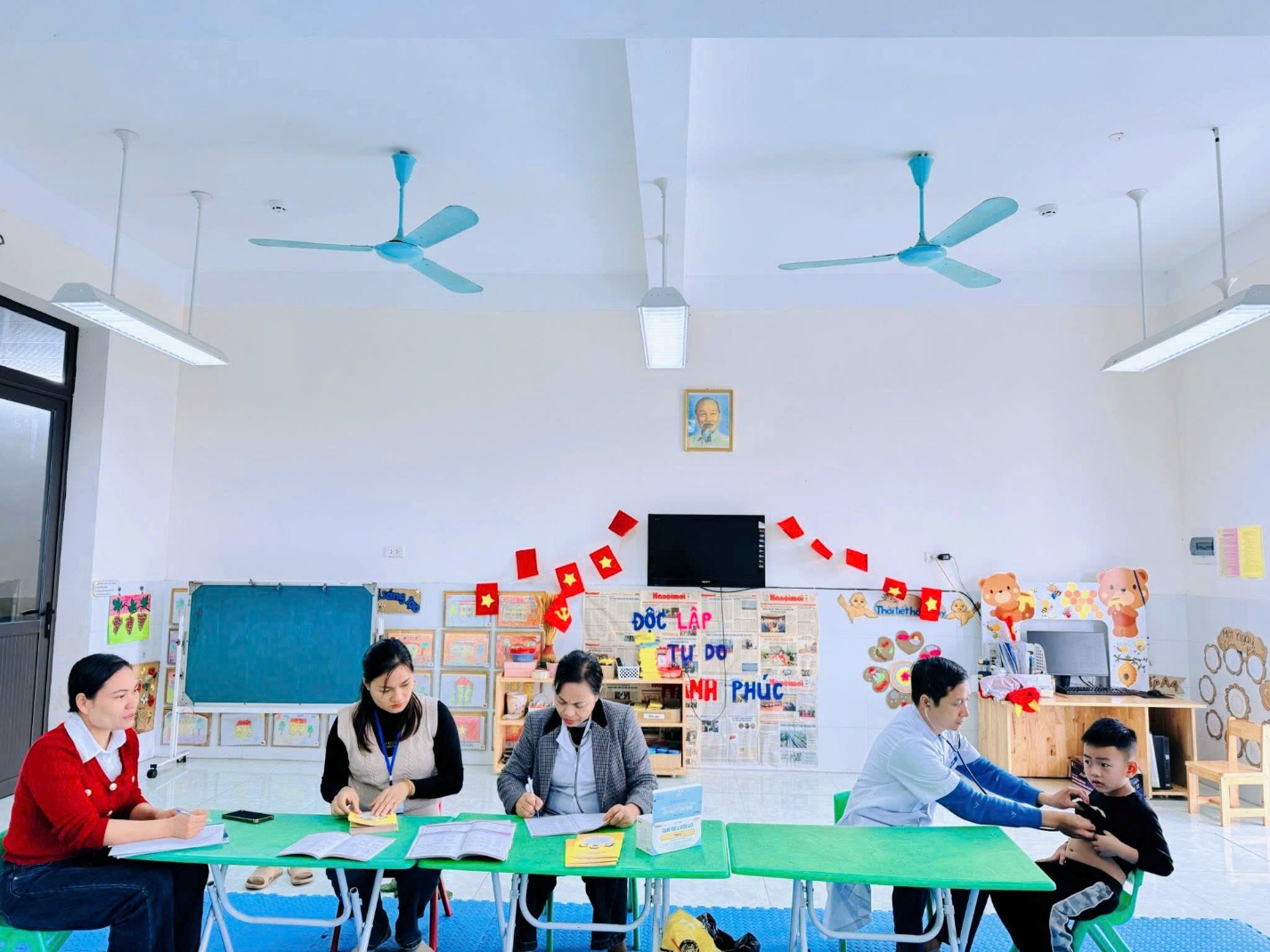 TRƯỜNG MẦM NON TÒNG BẠT VÀ TRƯỜNG MẦM NON CẨM LĨNH A TỔ CHỨC KHÁM SỨC KHỎE ĐỊNH KỲ CHO TRẺ NĂM HỌC 2025–2026- Ảnh 2.